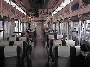 223系の車内