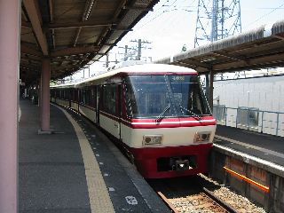 大牟田駅で待機する8000系特急