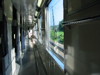 栄光の寝台特急「あさかぜ」の車内。まだ外が明るい